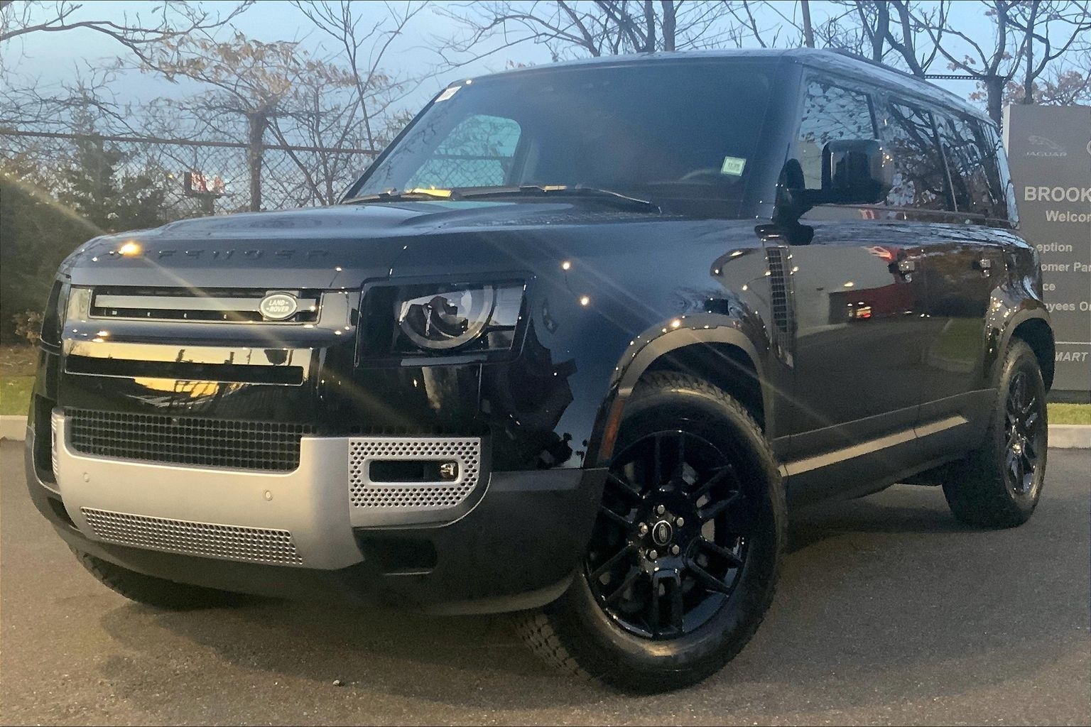 2025 Land Rover Defender S's photo