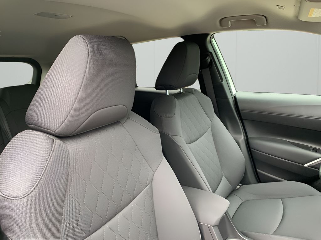 2025 Toyota Corolla Cross LE photo 16
