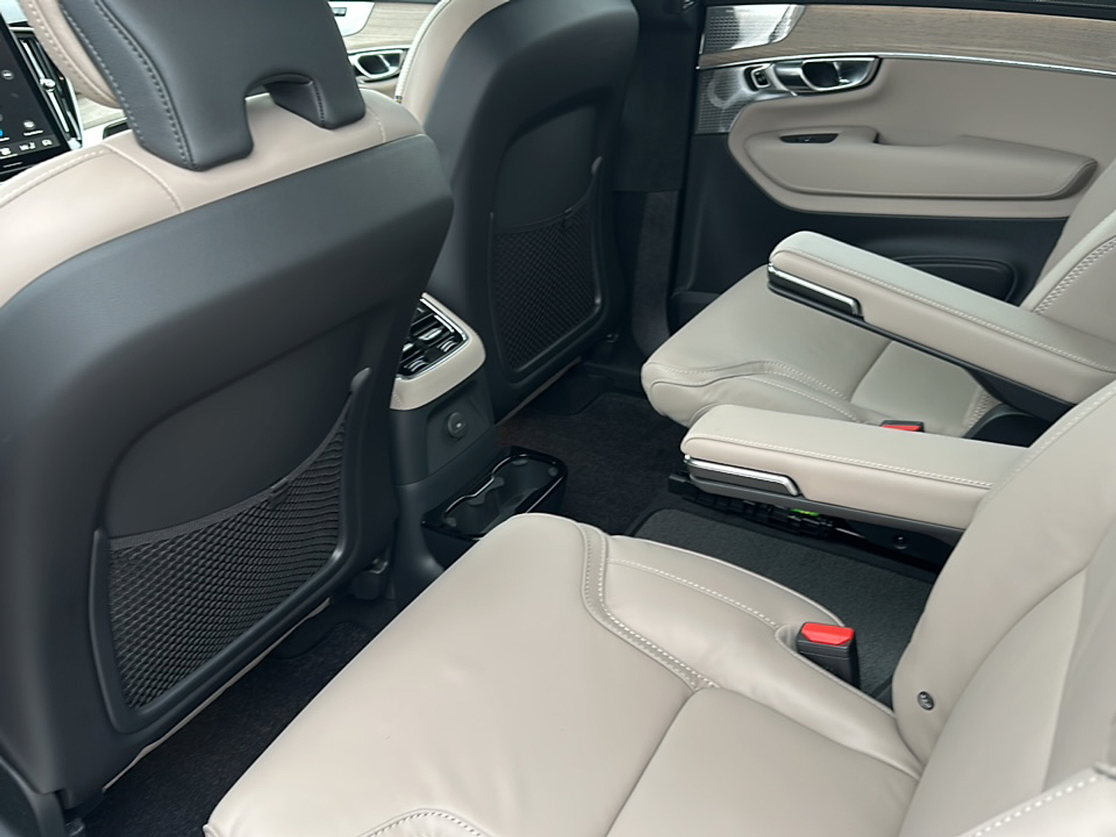 2025 Volvo XC90 T8 AWD photo 8