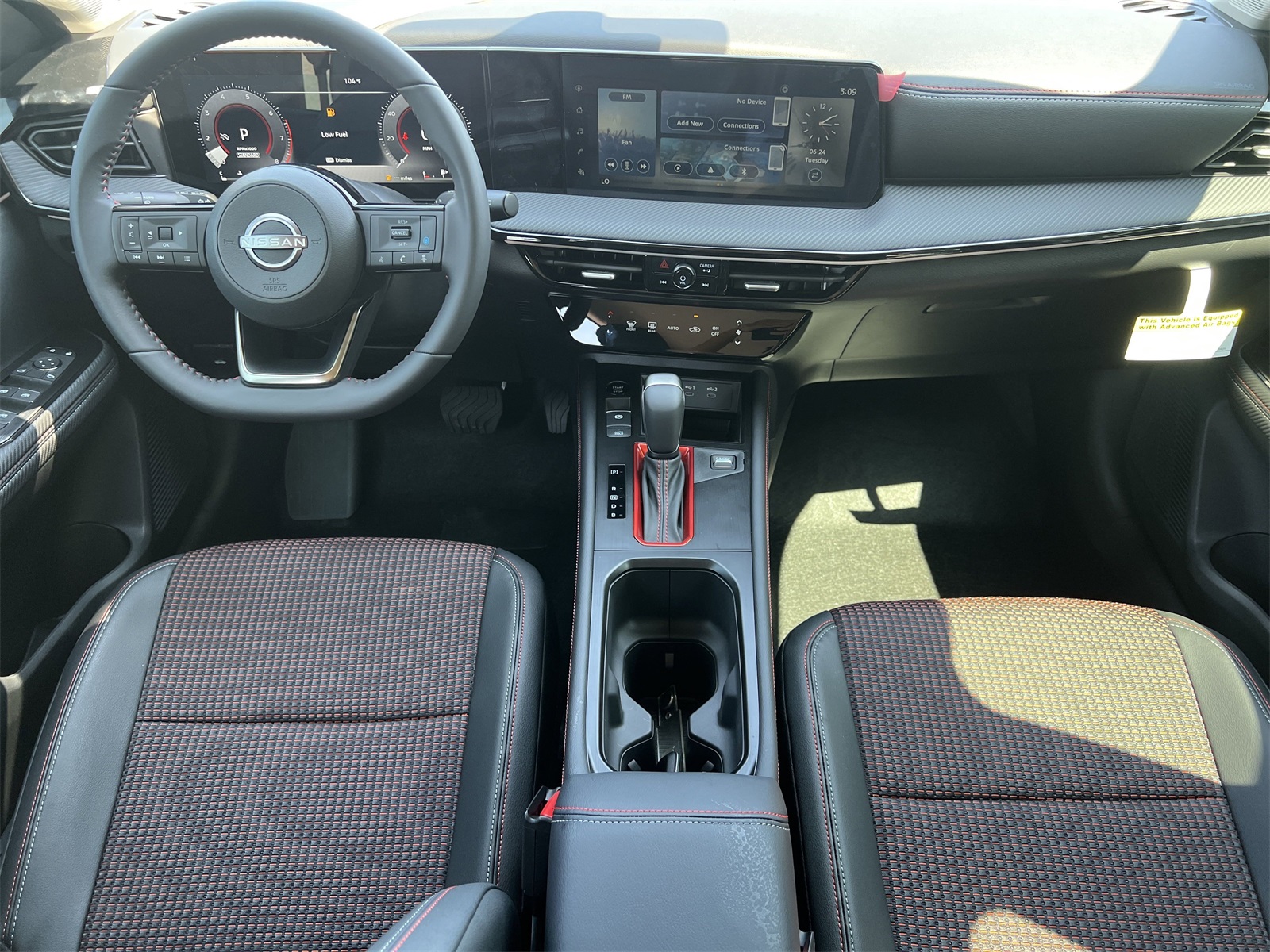 2025 Nissan Kicks SR photo 3