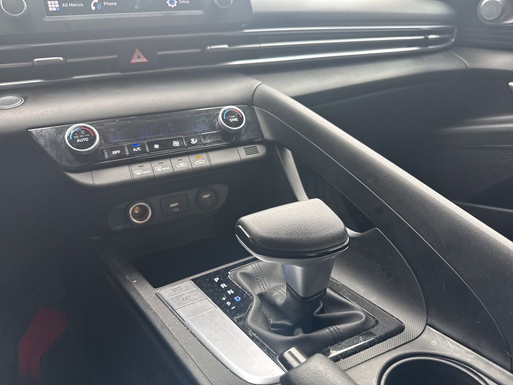 2023 Hyundai Elantra SEL photo 17