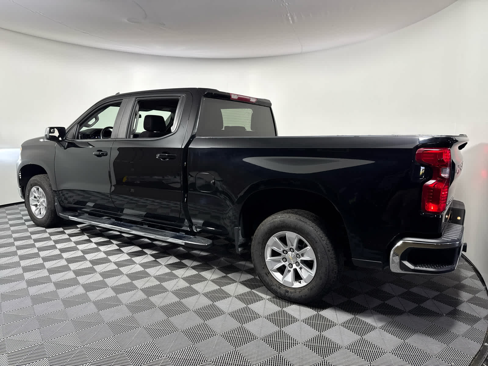 2024 Chevrolet Silverado 1500 LT photo 3