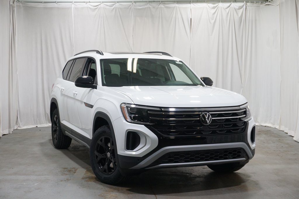 2025 Volkswagen Atlas Peak Edition SE photo 2