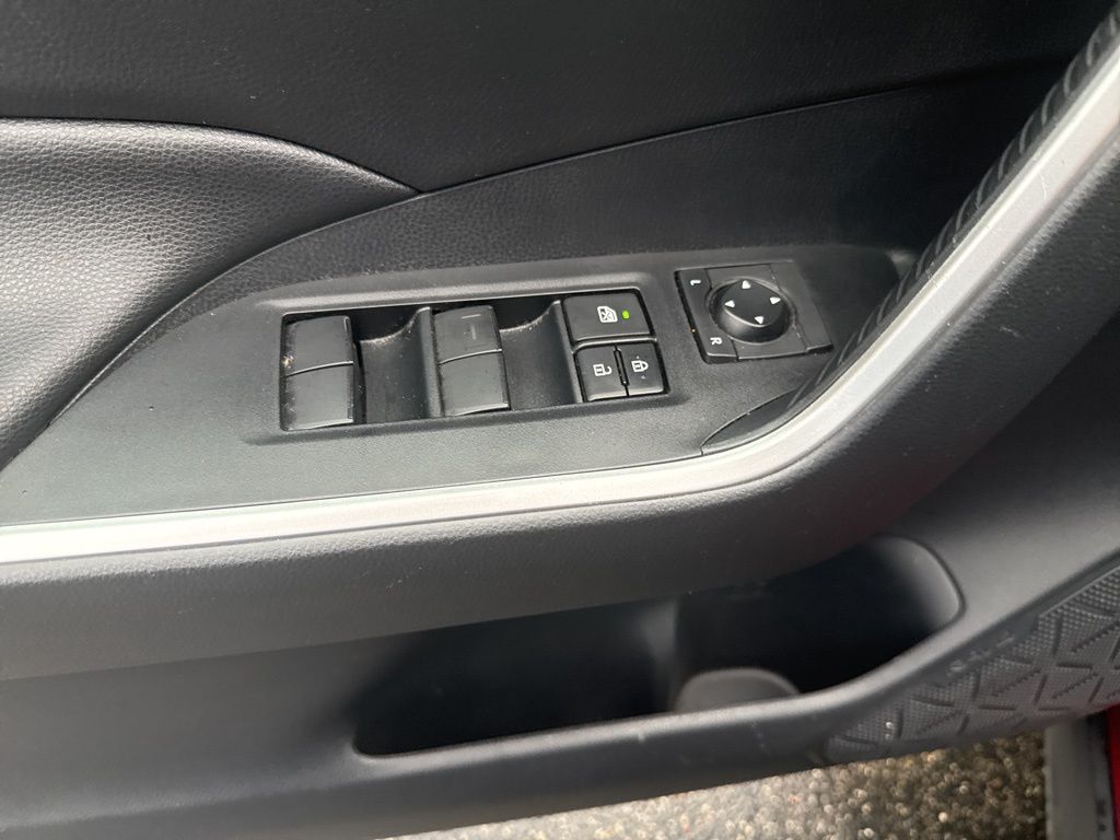 2020 Toyota RAV4 Hybrid LE photo 16