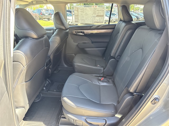 2025 Toyota Highlander Limited photo 13
