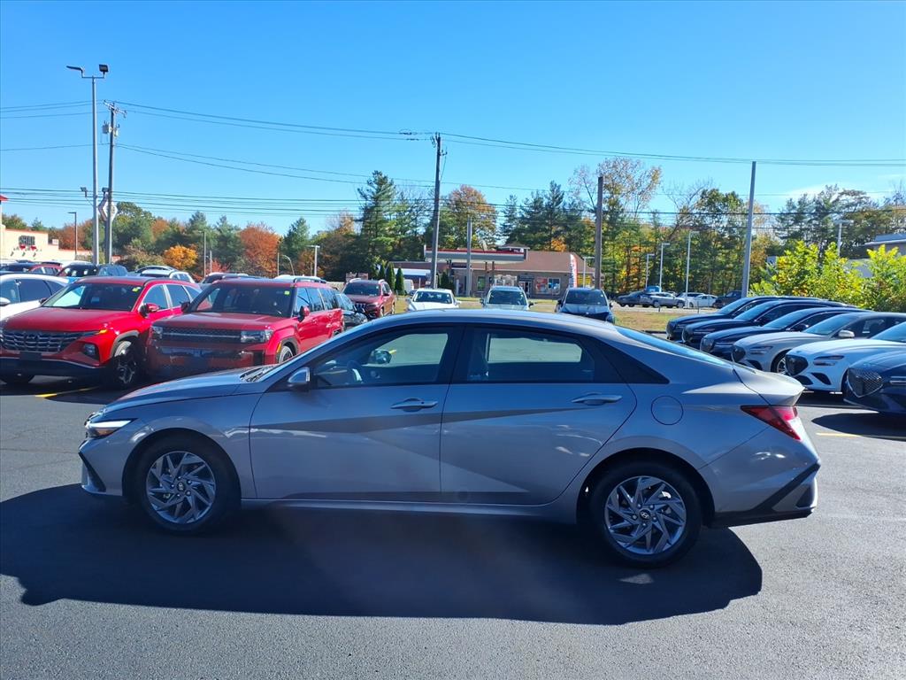 2024 Hyundai Elantra SEL photo 2