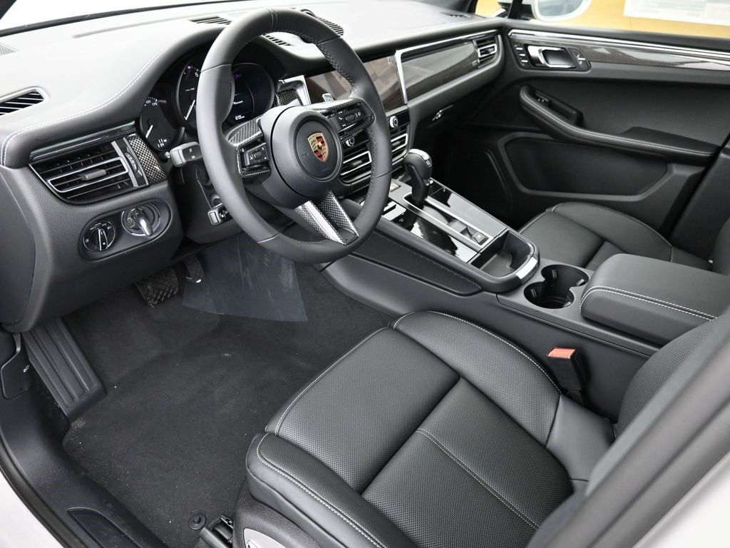 2026 Porsche Macan T photo 4