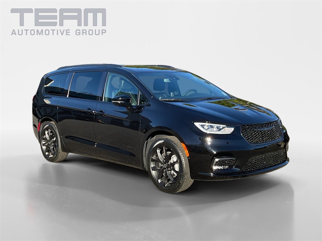 2026 Chrysler Pacifica Select's photo