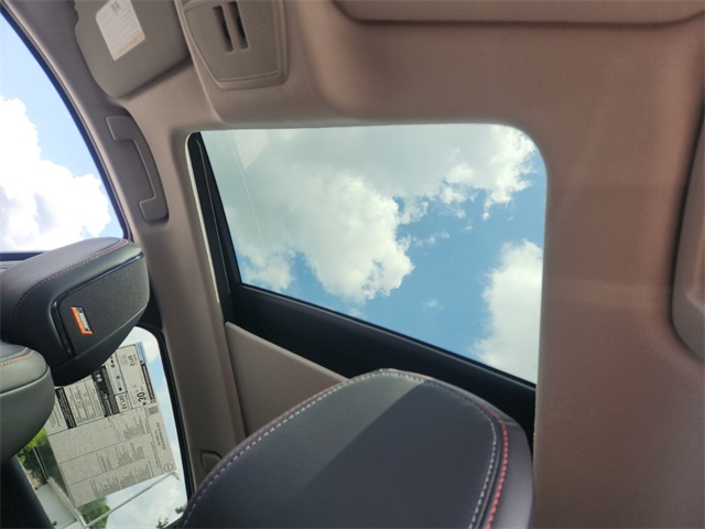 2025 Nissan Kicks SR photo 3