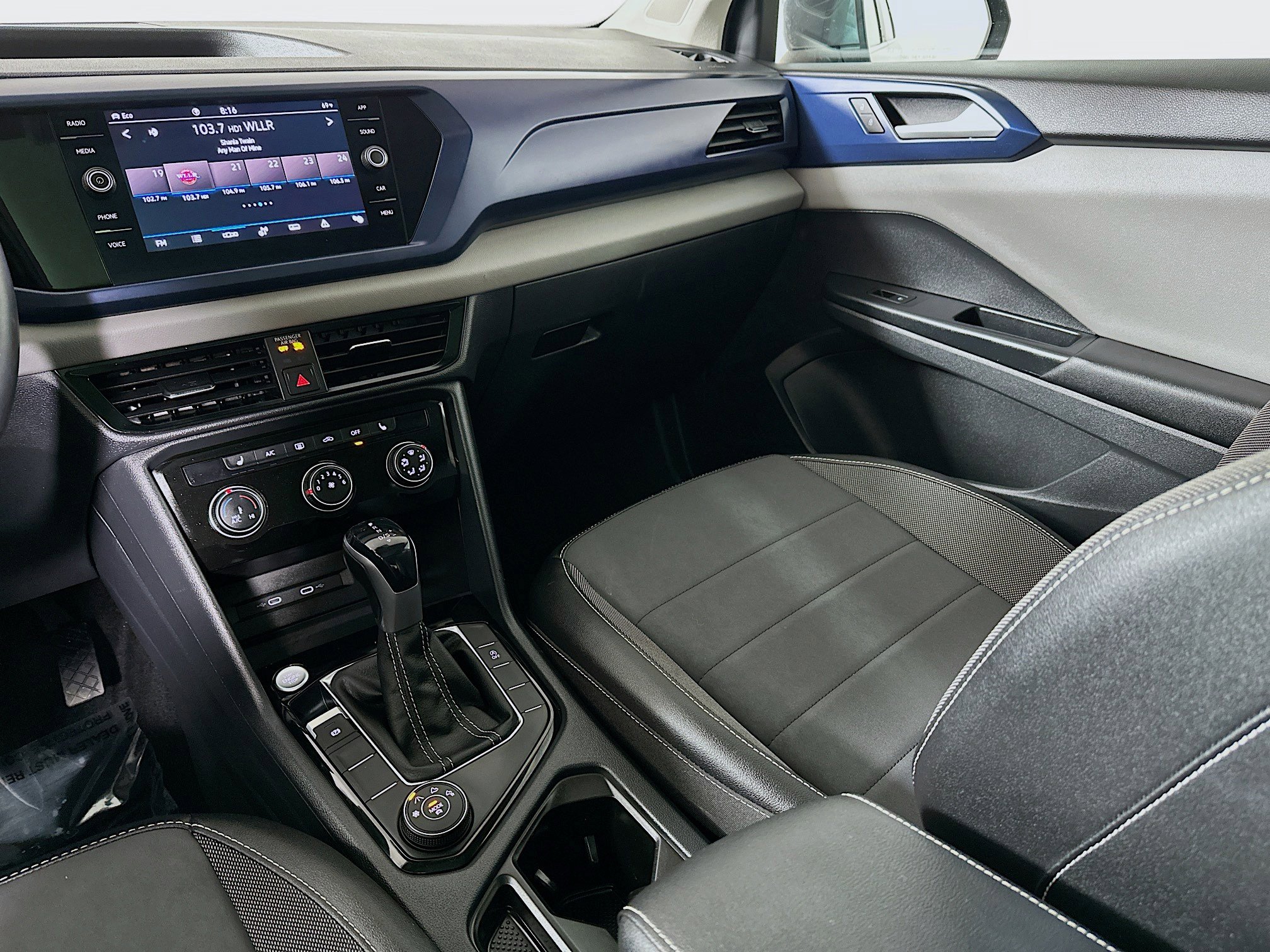2023 Volkswagen Taos SE photo 18