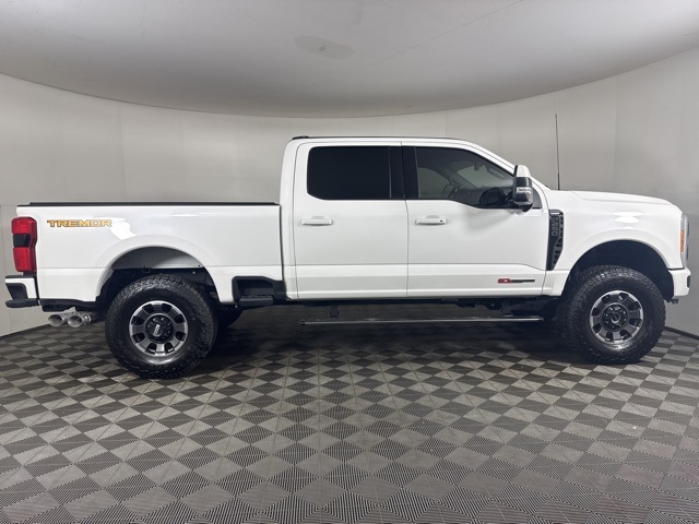 2023 Ford F-250 Lariat photo 2