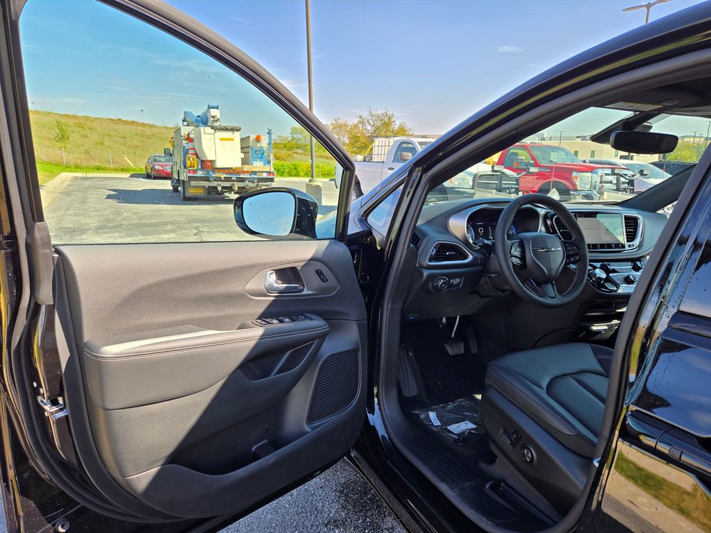 2026 Chrysler Pacifica photo 10