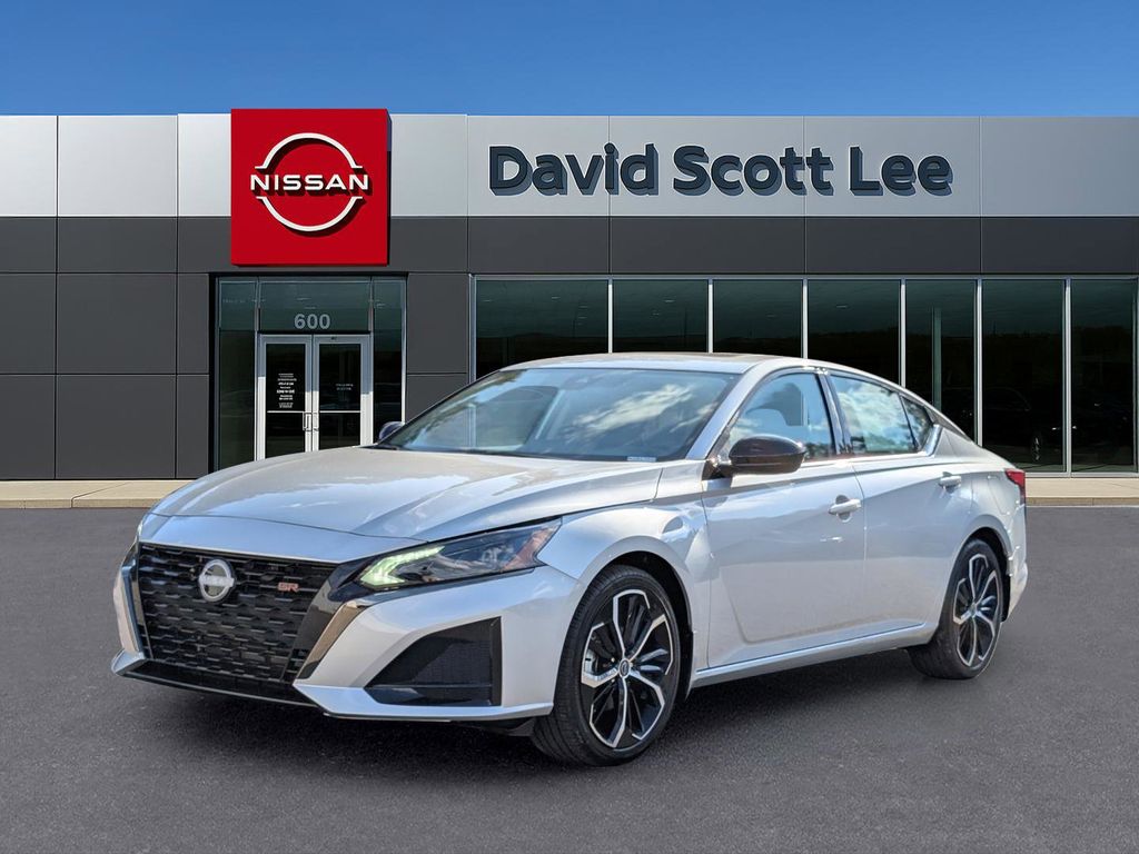 2025 Nissan Altima SR's photo