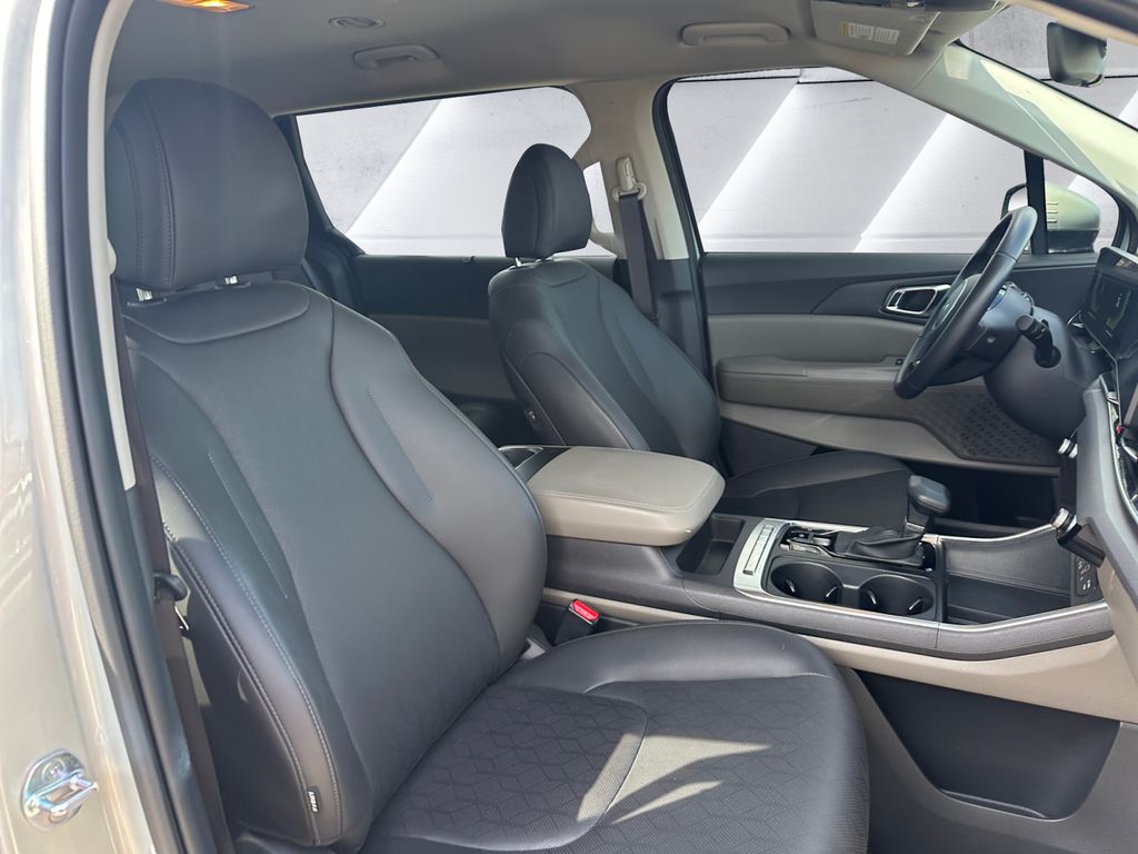 2025 Kia Carnival EX photo 14