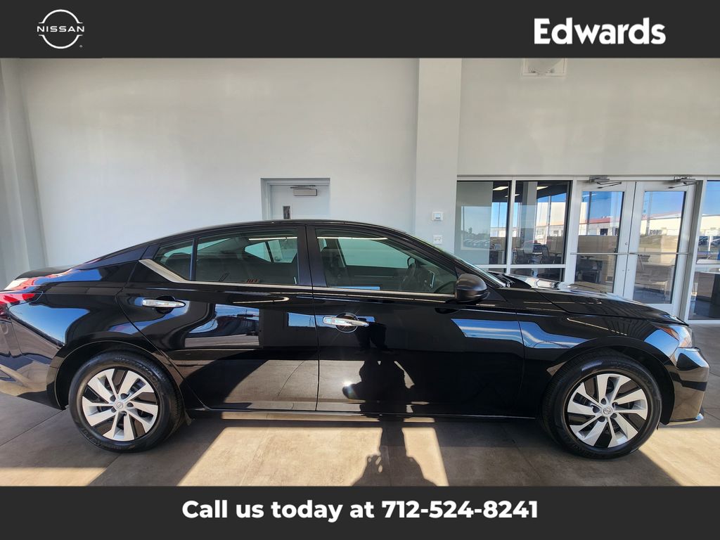 2025 Nissan Altima S's photo