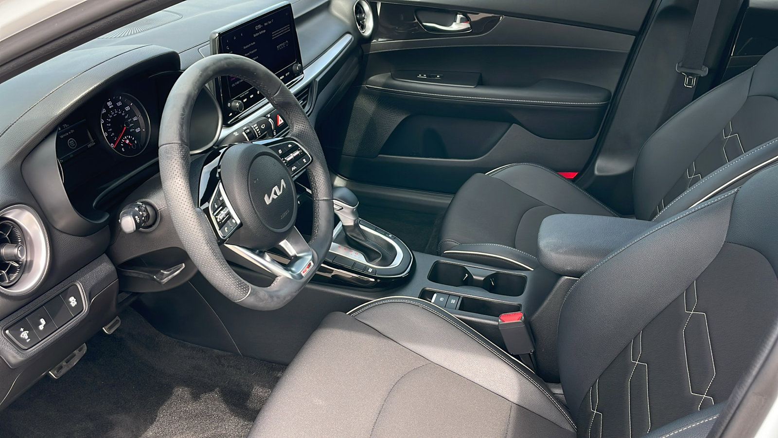 2022 Kia Forte GT-Line photo 8