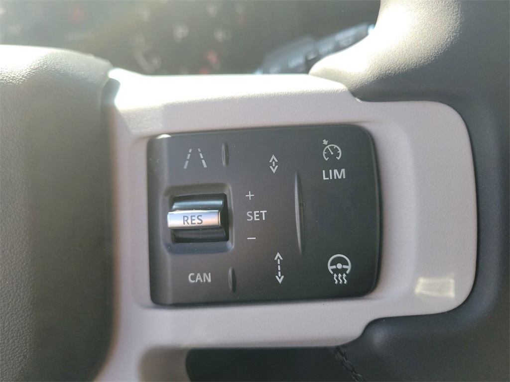 2025 Land Rover Defender 110 X-Dynamic SE photo 4