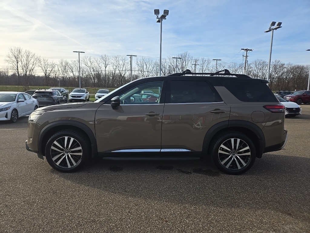 2023 Nissan Pathfinder Platinum photo 2