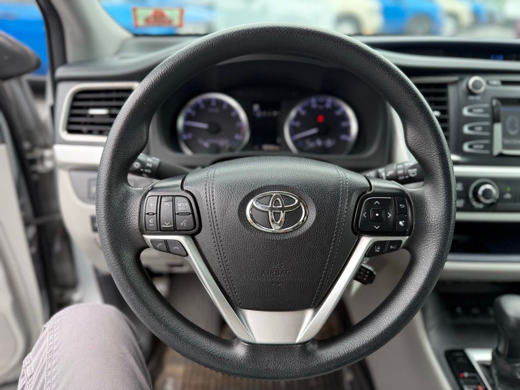 2019 Toyota Highlander LE photo 5