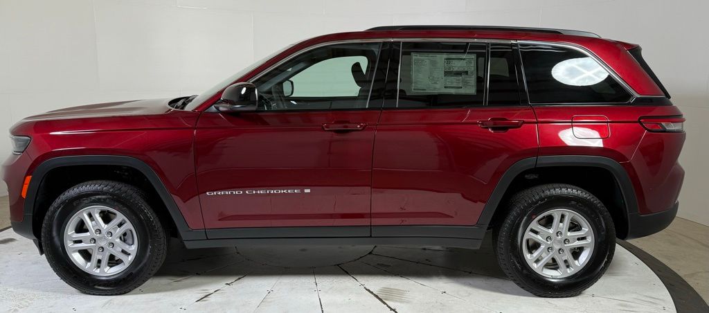 2025 Jeep Grand Cherokee Laredo Altitude photo 3