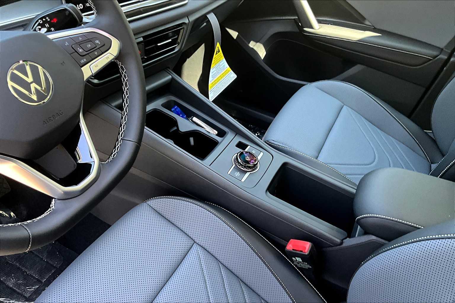 2025 Volkswagen Tiguan SE photo 13