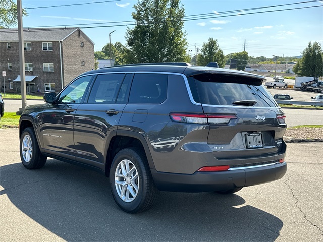 2025 Jeep Grand Cherokee Laredo photo 2