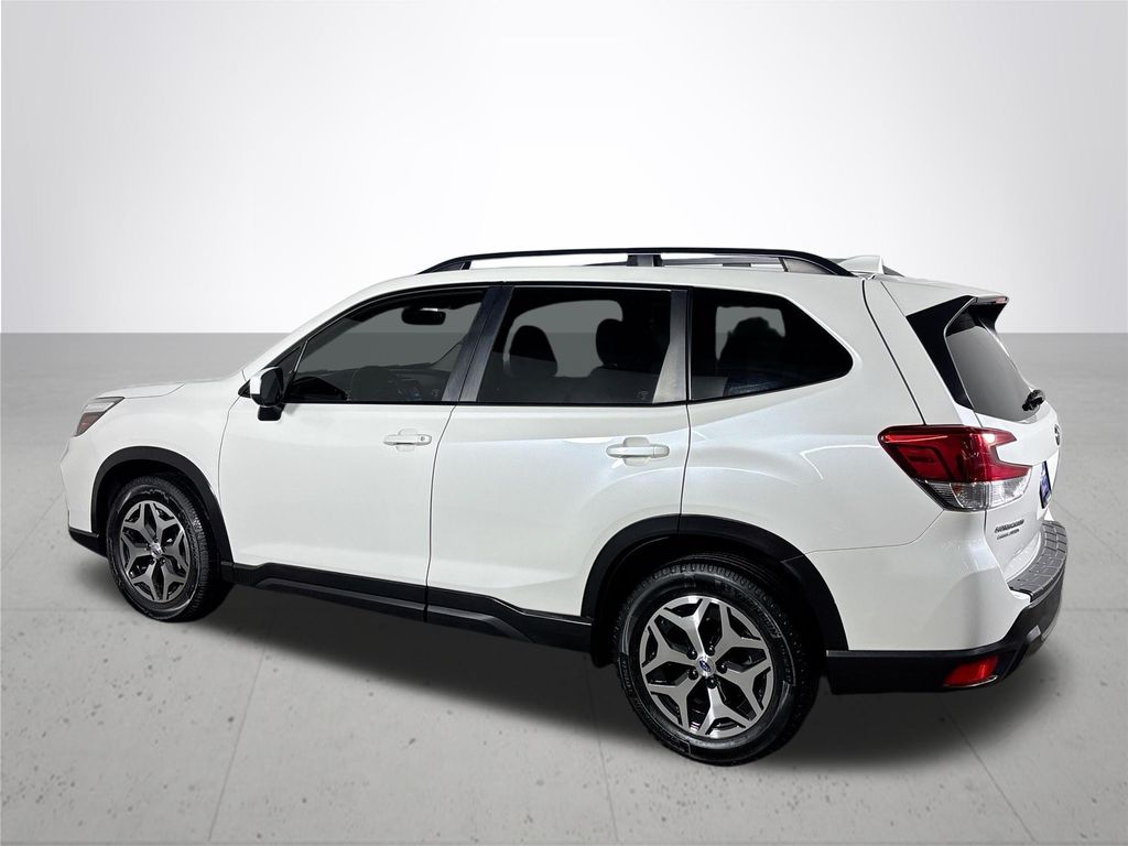 2021 Subaru Forester Premium photo 8