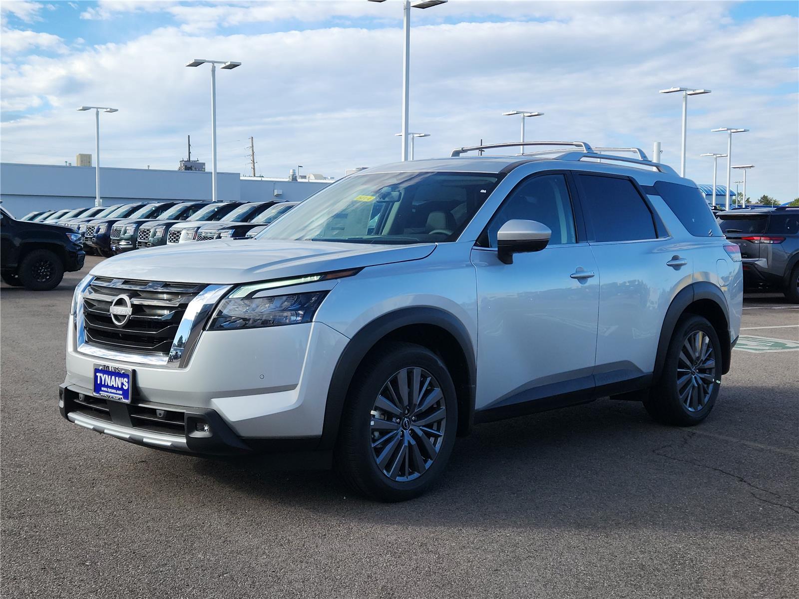 2025 Nissan Pathfinder SL photo 2