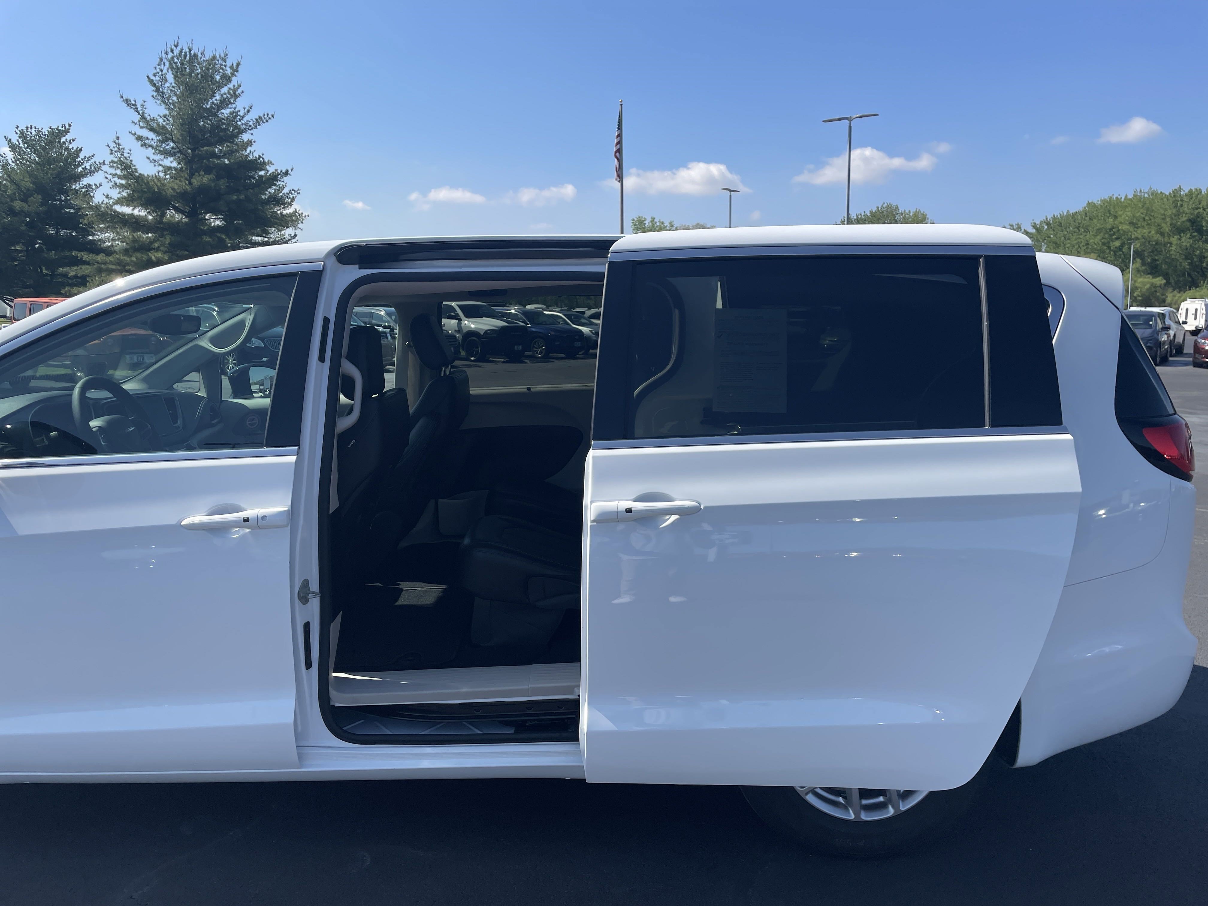 2024 Chrysler Pacifica Touring L photo 18