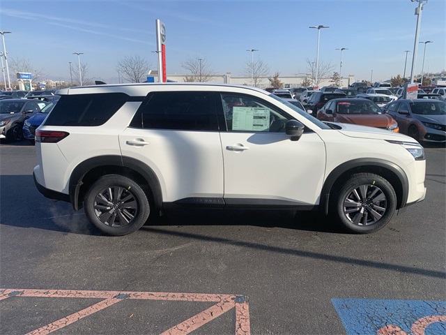 2025 Nissan Pathfinder S photo 4