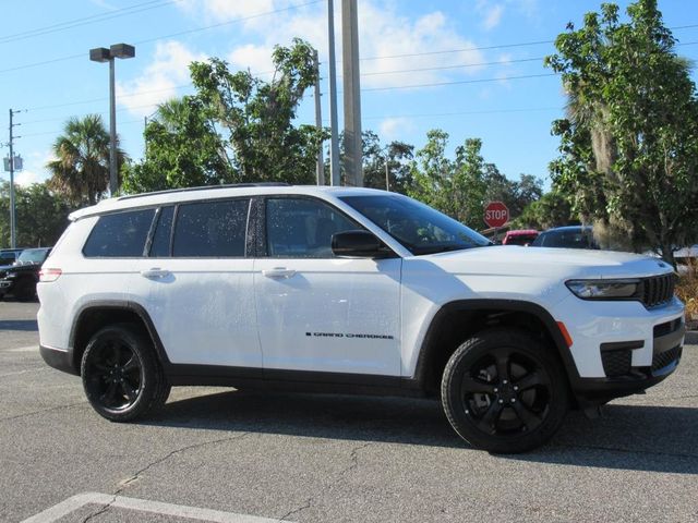 2023 Jeep Grand Cherokee Altitude photo 2