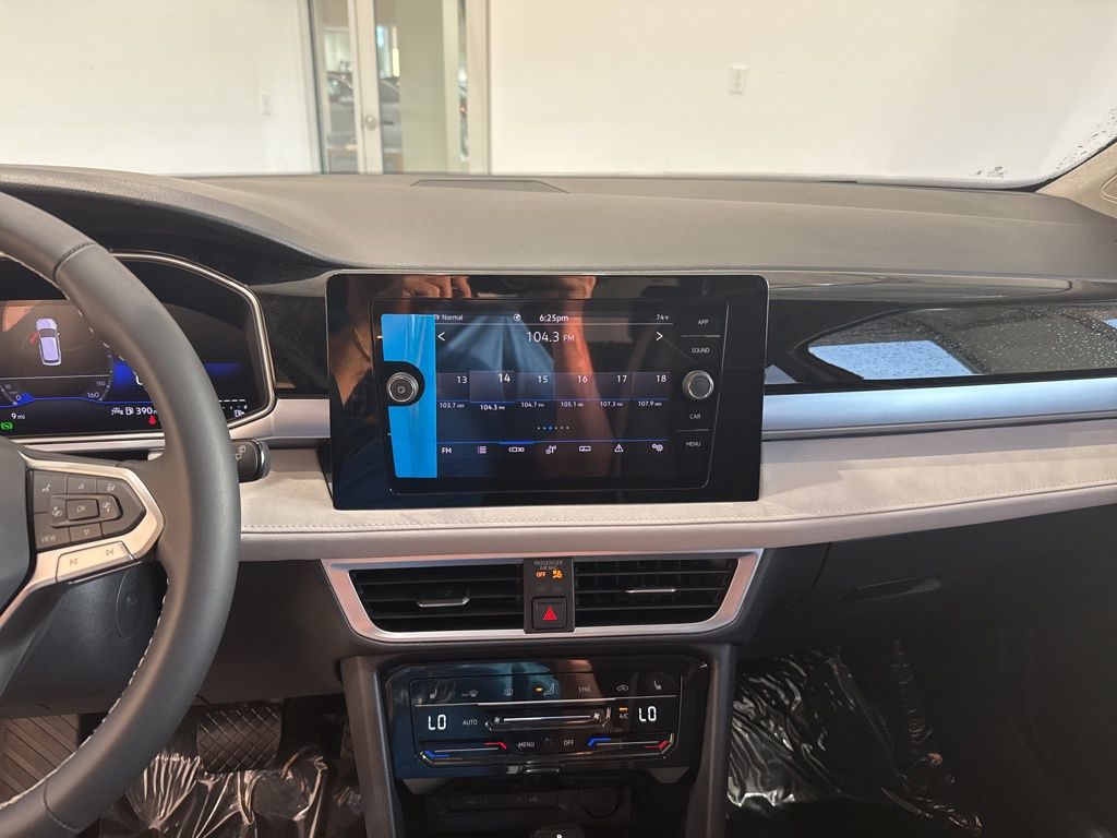 2025 Volkswagen Taos SE photo 20