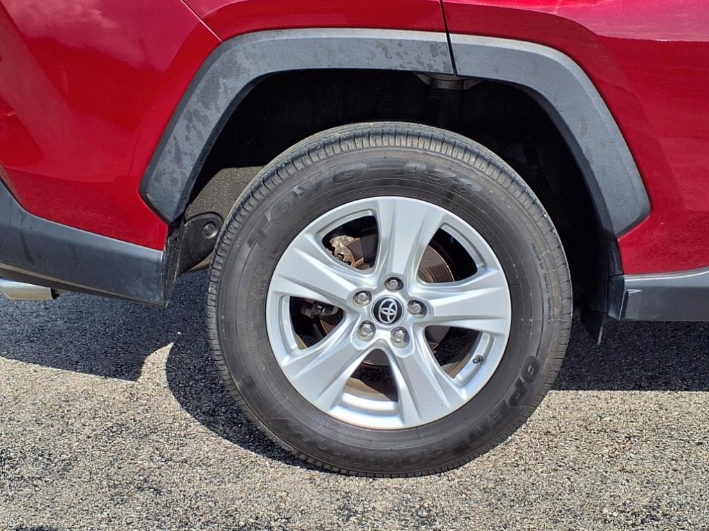 2021 Toyota RAV4 XLE photo 12