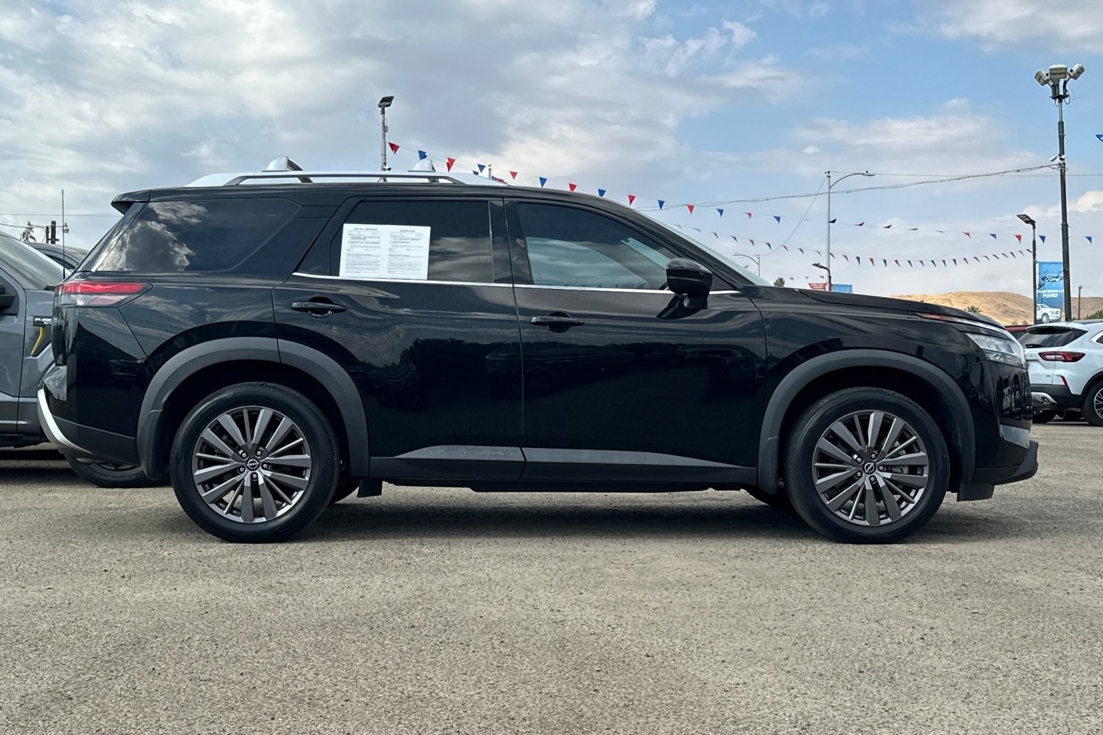 2022 Nissan Pathfinder SL photo 2