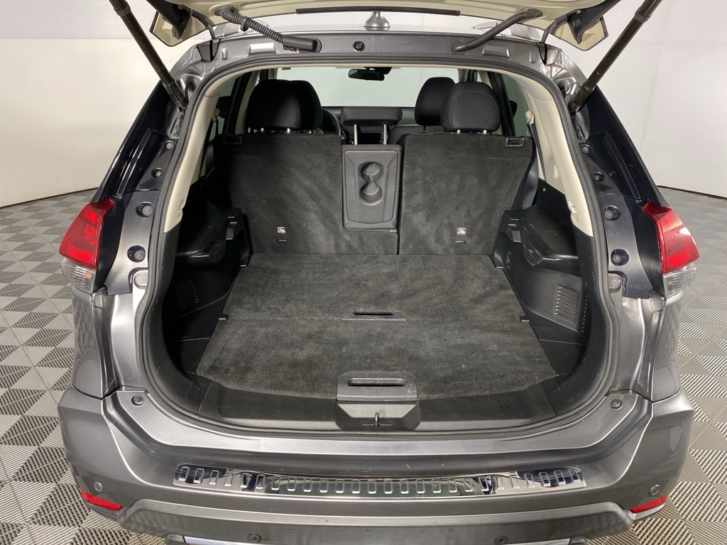 2020 Nissan Rogue SV photo 19