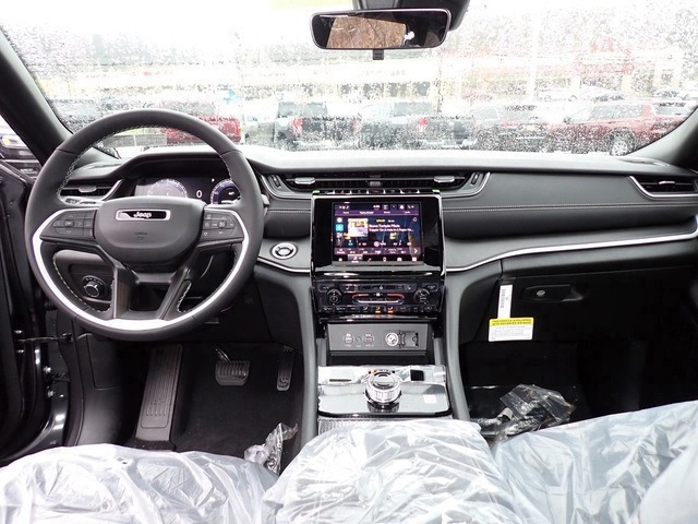 2025 Jeep Grand Cherokee Altitude X photo 13