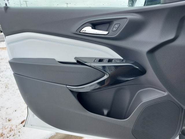 2025 Chevrolet Trax LT photo 9