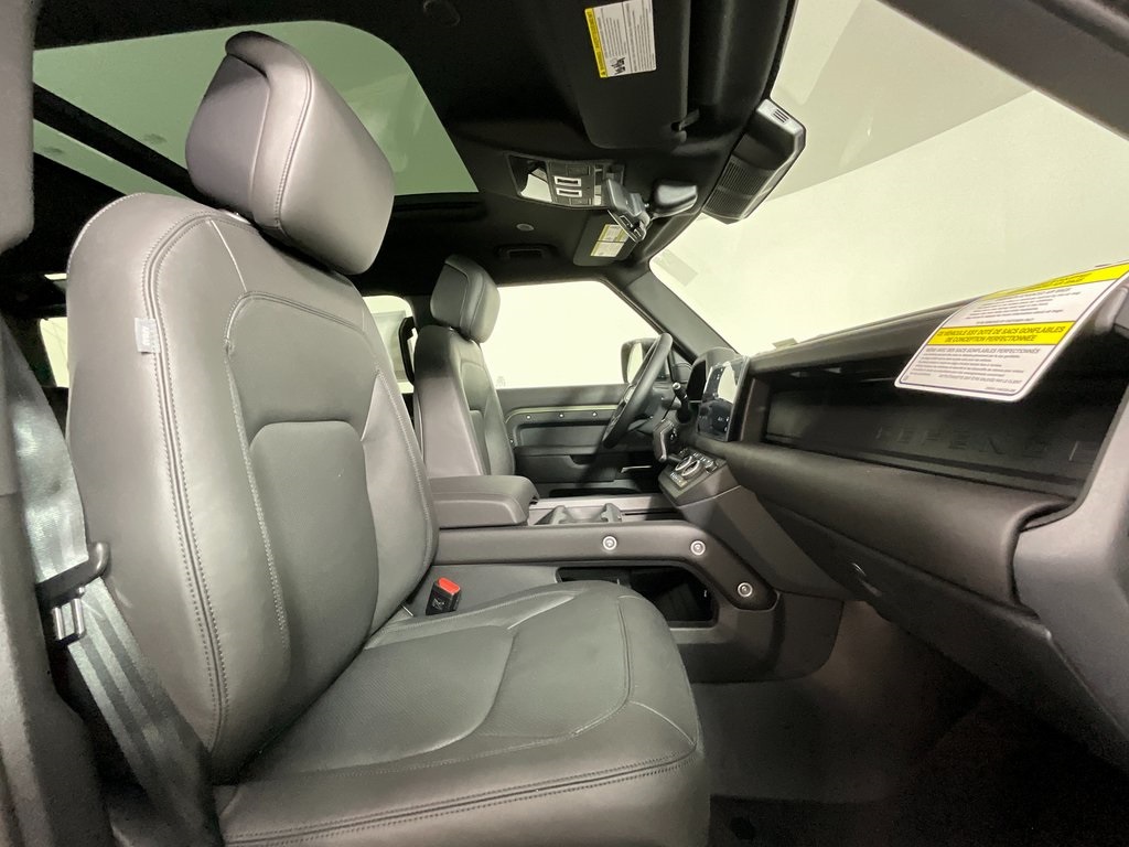2025 Land Rover Defender 110 X-Dynamic SE photo 3