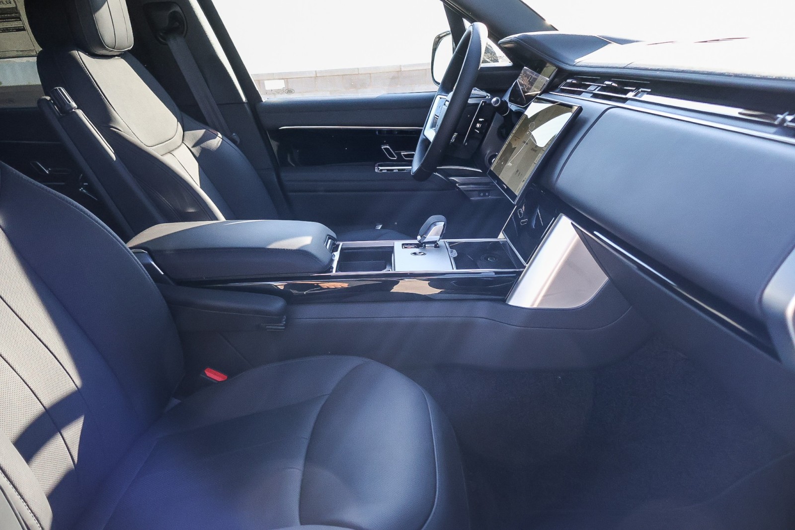 2025 Land Rover Range Rover SE photo 11