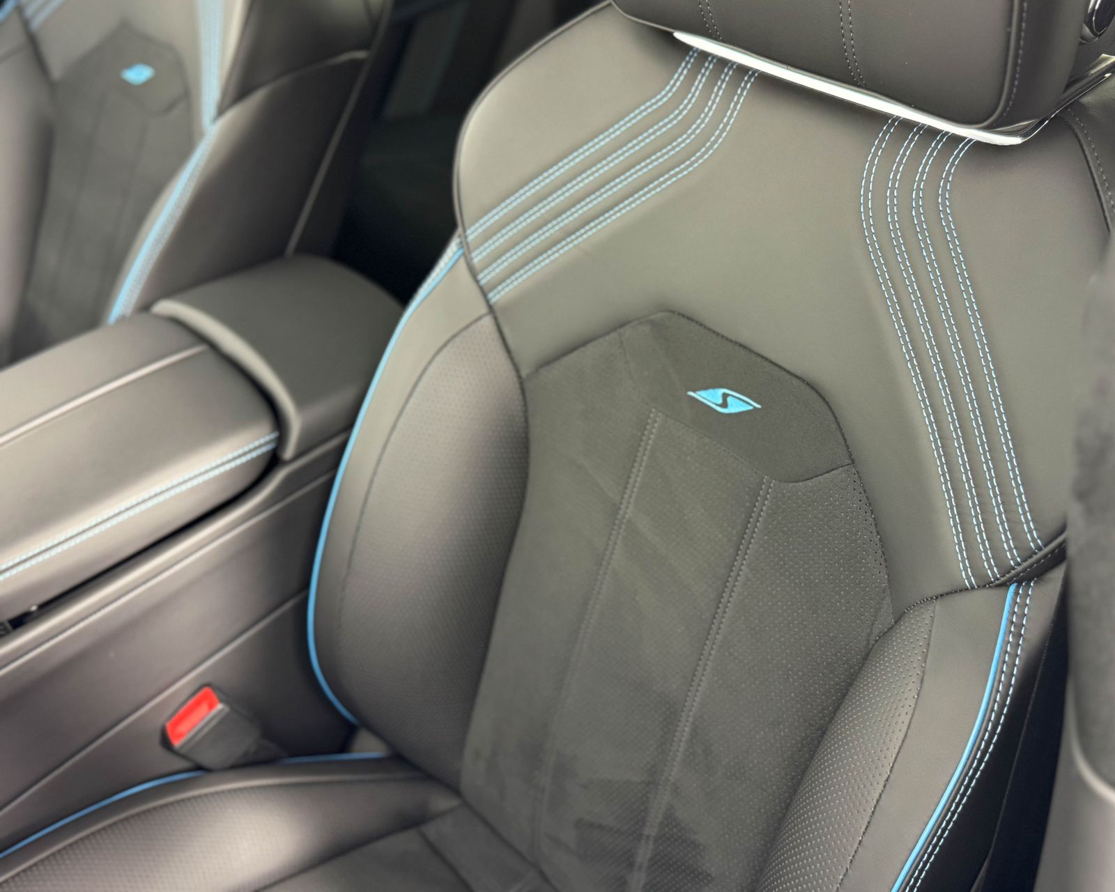 2023 Bentley Bentayga V8 photo 15