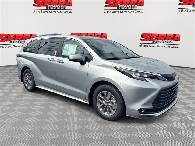 2025 Toyota Sienna XLE's photo