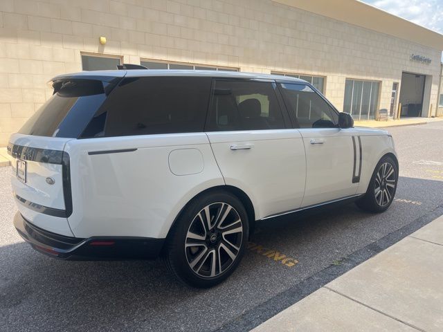 2023 Land Rover Range Rover SE photo 4