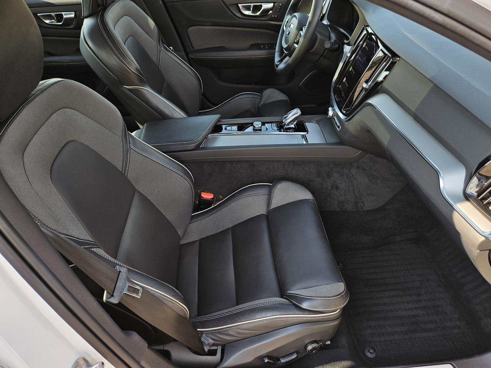 2024 Volvo S60 B5 AWD Plus Black Edition photo 34