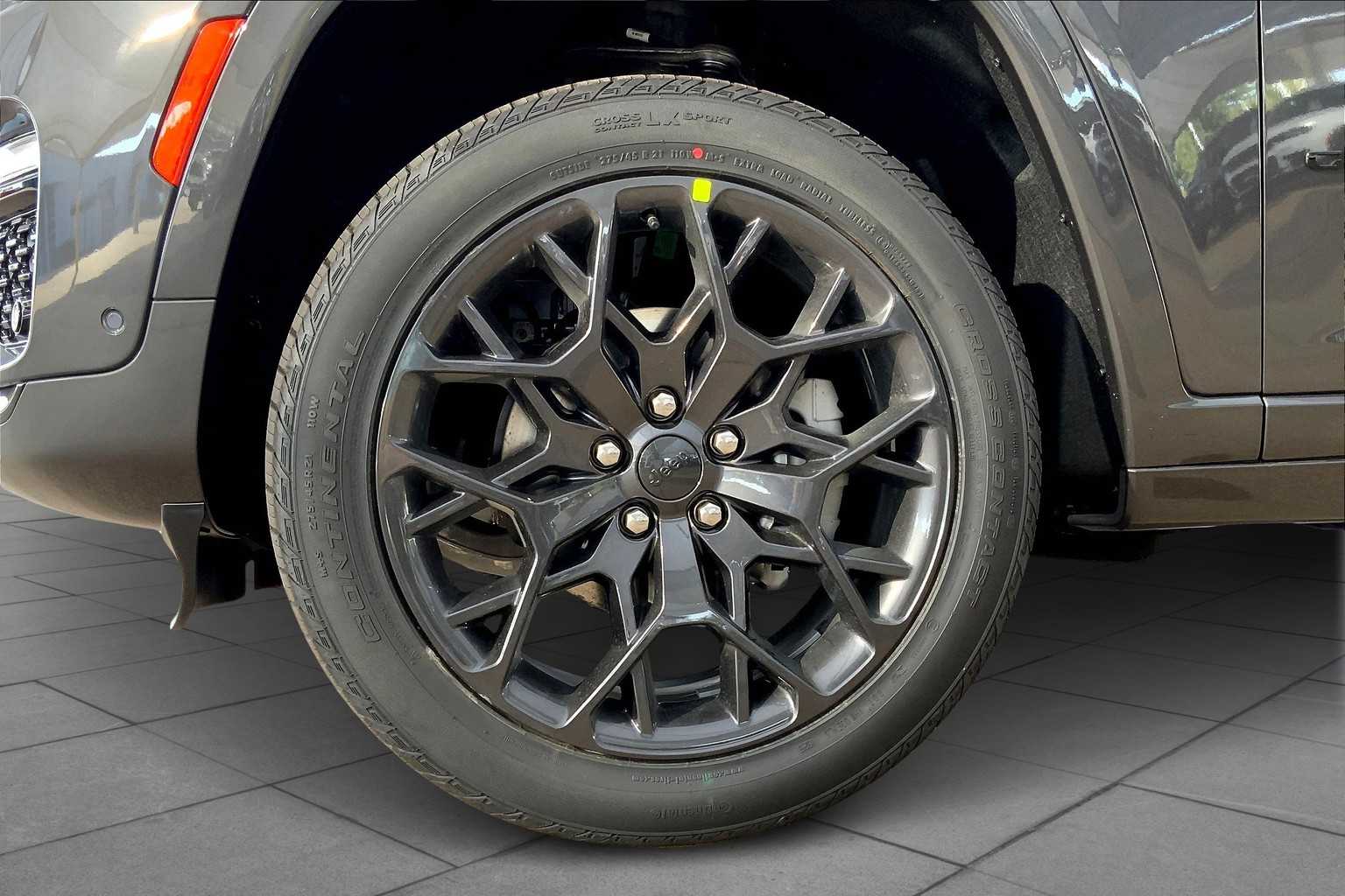 2025 Jeep Grand Cherokee Summit Reserve photo 9