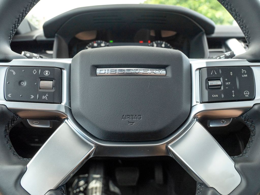 2025 Land Rover Discovery S photo 13