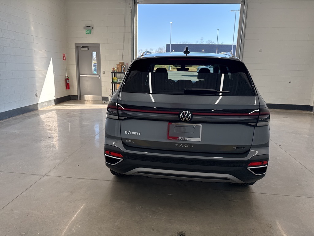 2025 Volkswagen Taos SEL photo 4