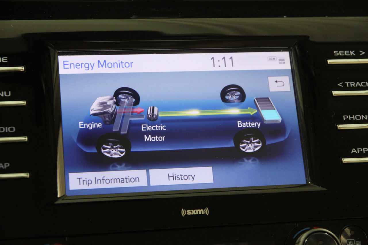 2020 Toyota Camry Hybrid LE photo 11