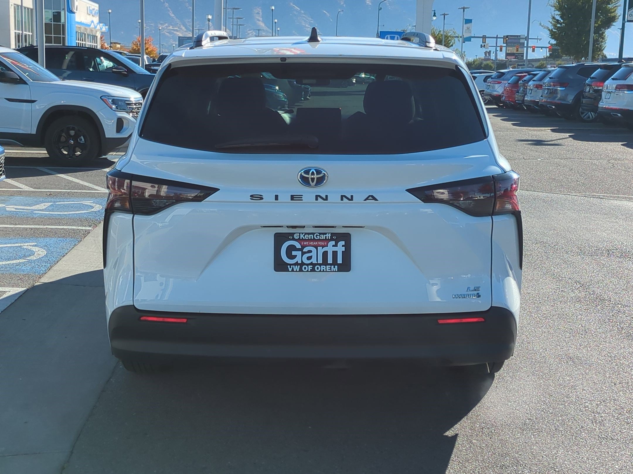 2024 Toyota Sienna LE photo 4