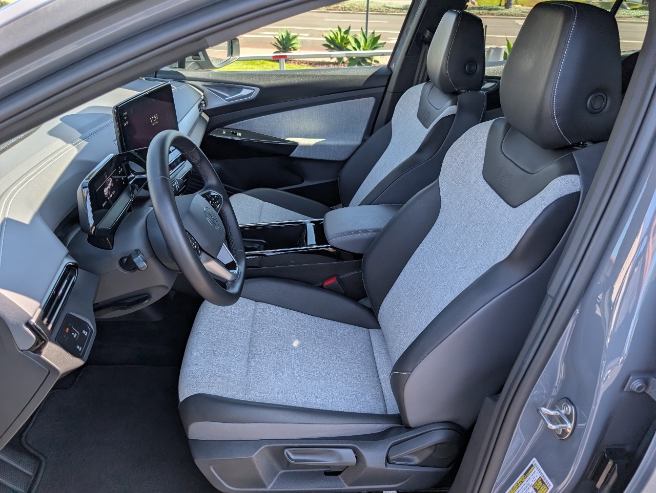 2023 Volkswagen ID.4 Pro photo 16