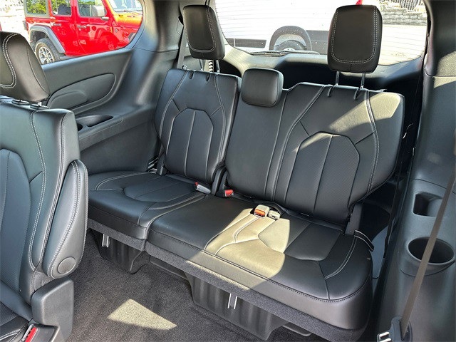 2025 Chrysler Pacifica photo 12